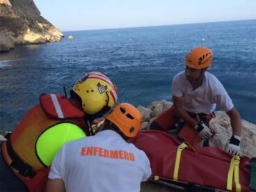 Atendiendo al herido