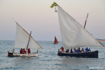Barcos de época con tropas moras
