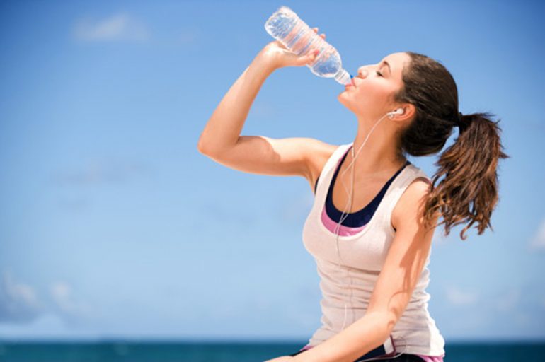 Beber agua en días de calor.