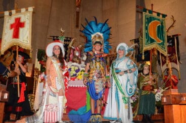 Capitana y abanderadas tras realizar la ofrenda floral