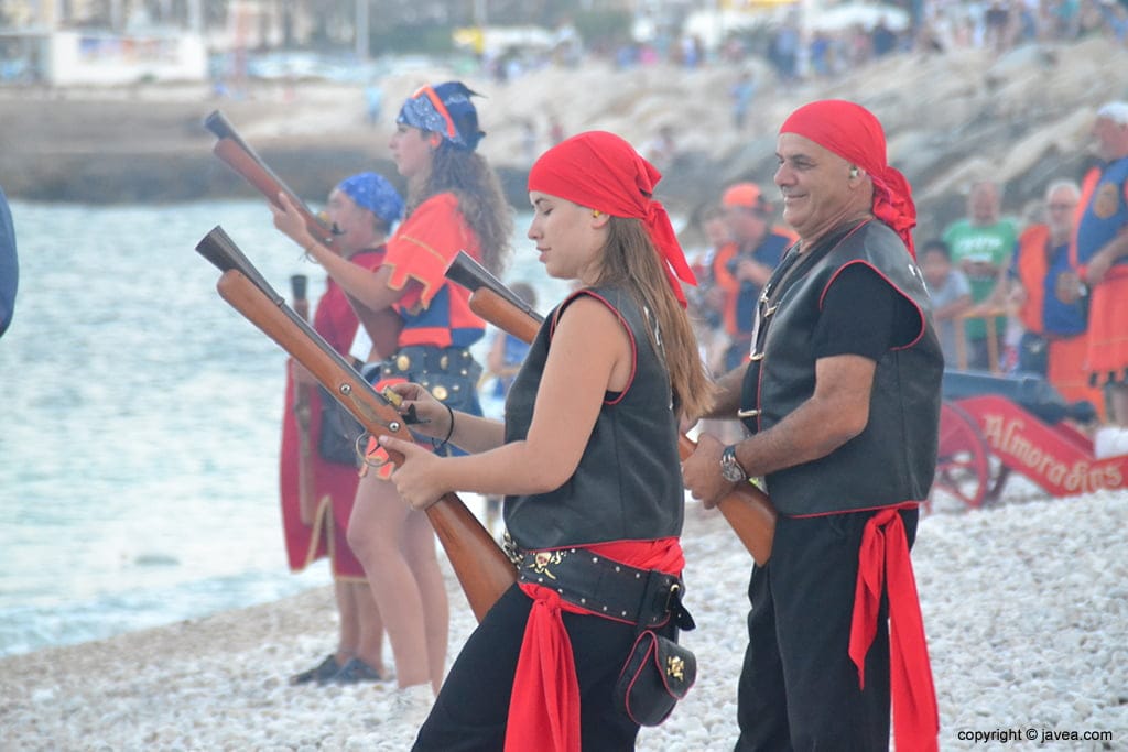 Cristianos cargando sus trabucos
