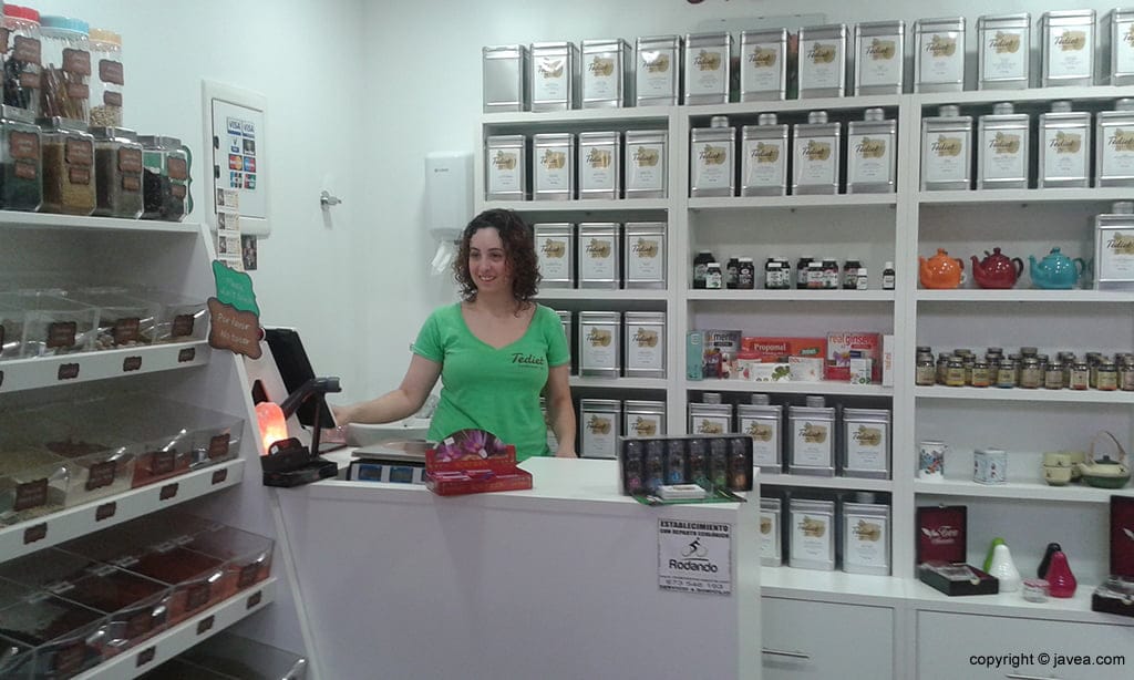 Cristina Bou en su puesto del Mercado Municipal