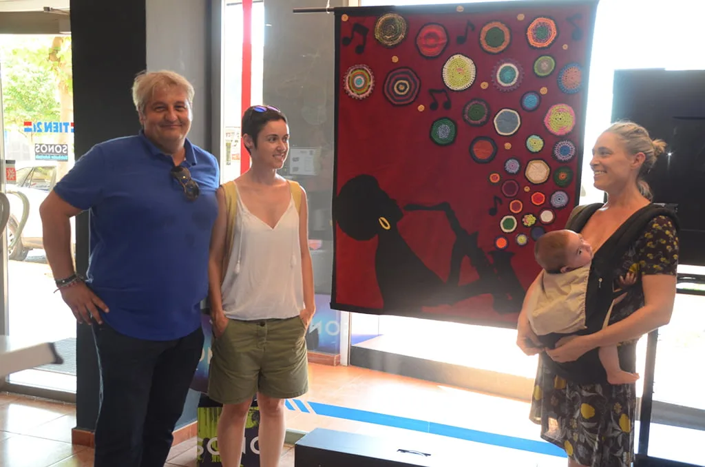 Elena Roig y Quico Moragues en el interior de un establecimiento colaborador con Xàbia Jazz