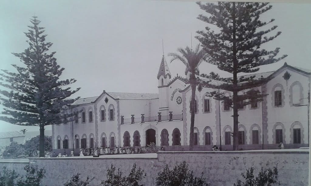 Fachada principal del Asilo Hermanos Cholbi mediados el siglo XX