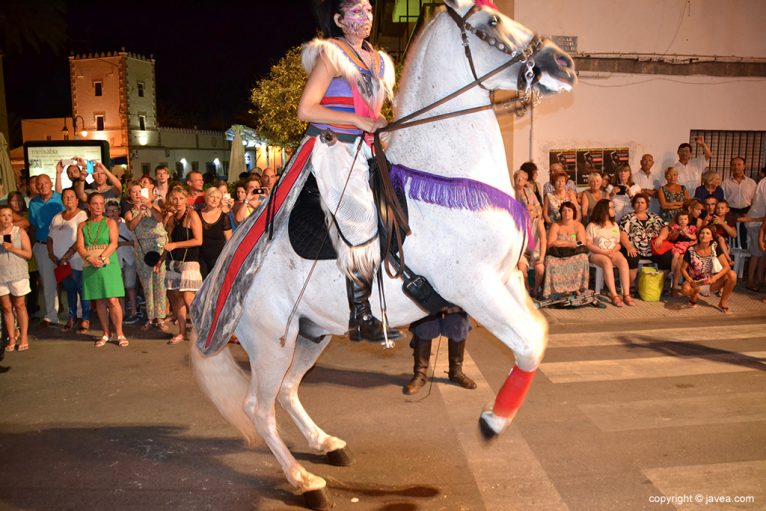 Fila Xibia Guerrera haciendo elevarse al caballo