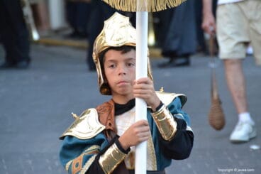 Filà Ballesters nino portando estandarte