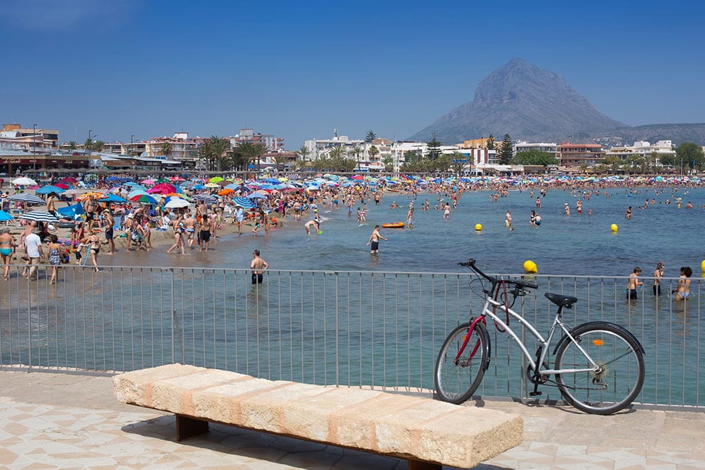 Gran lleno en la playa del arenal durante Julio