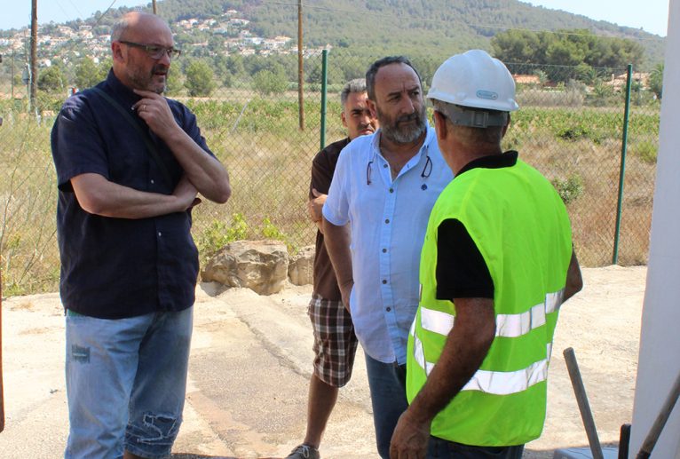 Josep Femenía visitando los pozos de agua