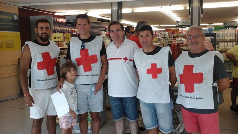 José Luis Domenech con voluntarios en la recogida de alimentos
