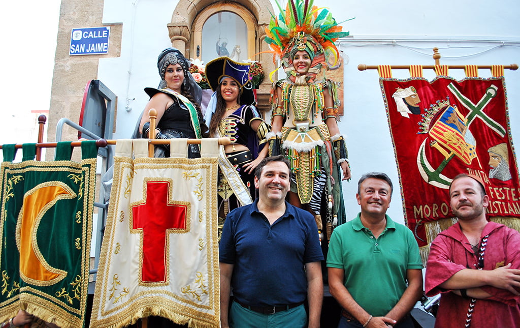 Los cargos festeros y autoridades ante Sant Jaume