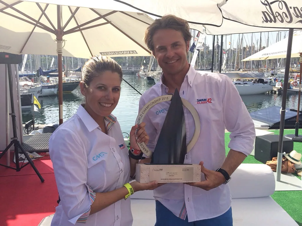Maribel Sivera y Ramón Illán con el trofeo