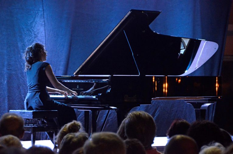 Marta Espinos tocando el piano