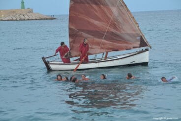 Moros llegando  a la playa nadando