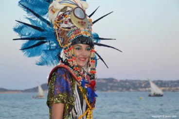 Mónica Leal esperando a sus tropas en la playa