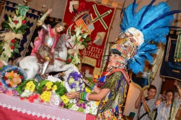 Mónica Leal haciendo la ofrenda de flores