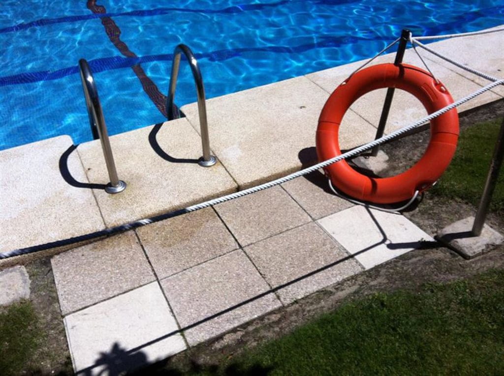 Piscina con salvavidas