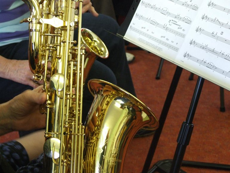 Saxofón en una sesión de jazz