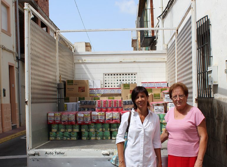 Serafina Bolufer y Jacinta Pastor con el camión de alimentos