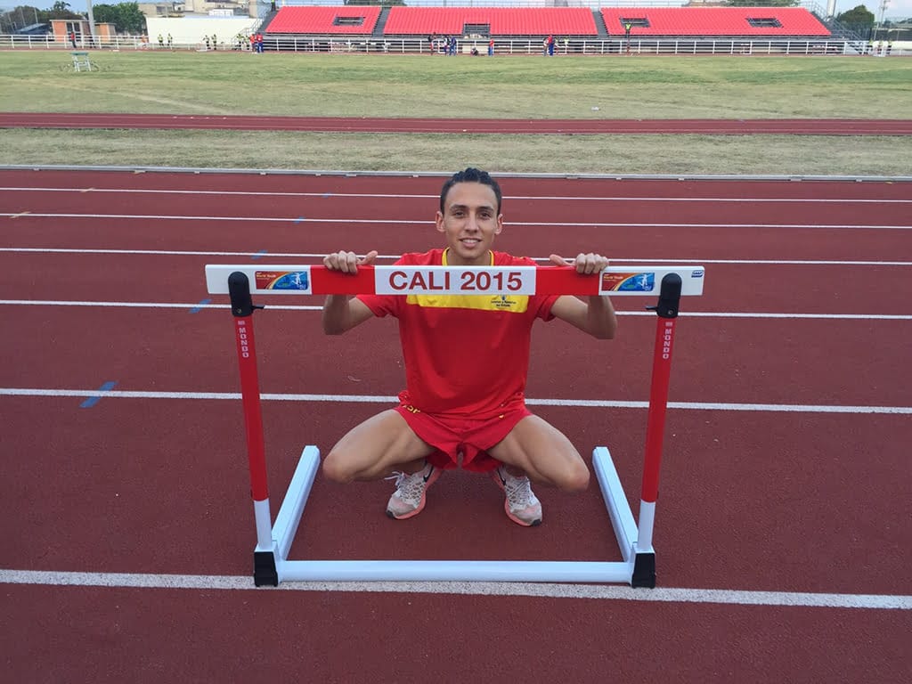 Siro Piña en la pista de atletismo de Cali