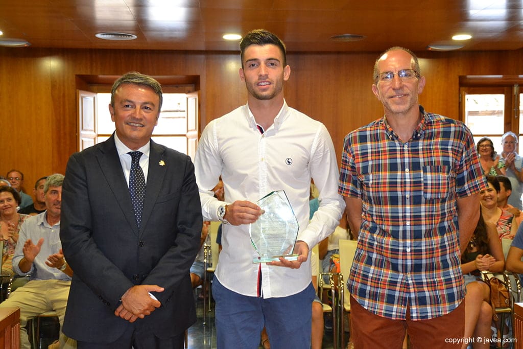 Sivera mostrando la placa