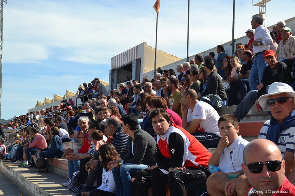Socios y aficionados del Jávea en la grada