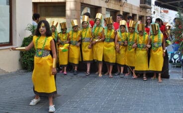 Una filà de niñas en la entraeta
