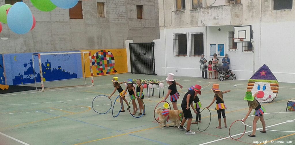 Actuación de las domadoras del circo