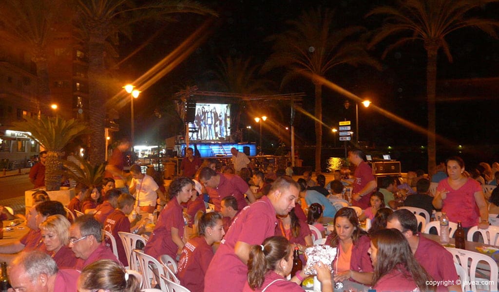 Cena de hermandad en el paseo marítimo