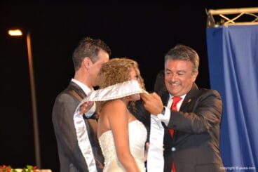 Chulvi colocando la banda a la Mayoralesa