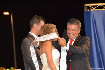 Chulvi colocando la banda a la Mayoralesa