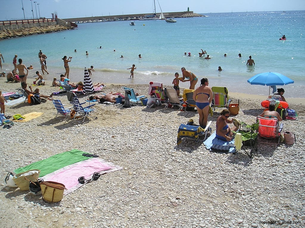 Playa de La Grava con bañistas