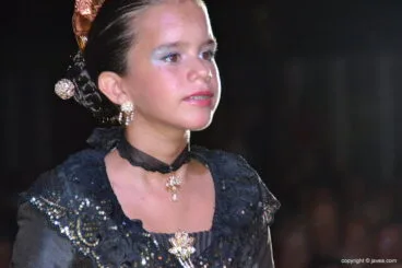 Guapa y joven festera