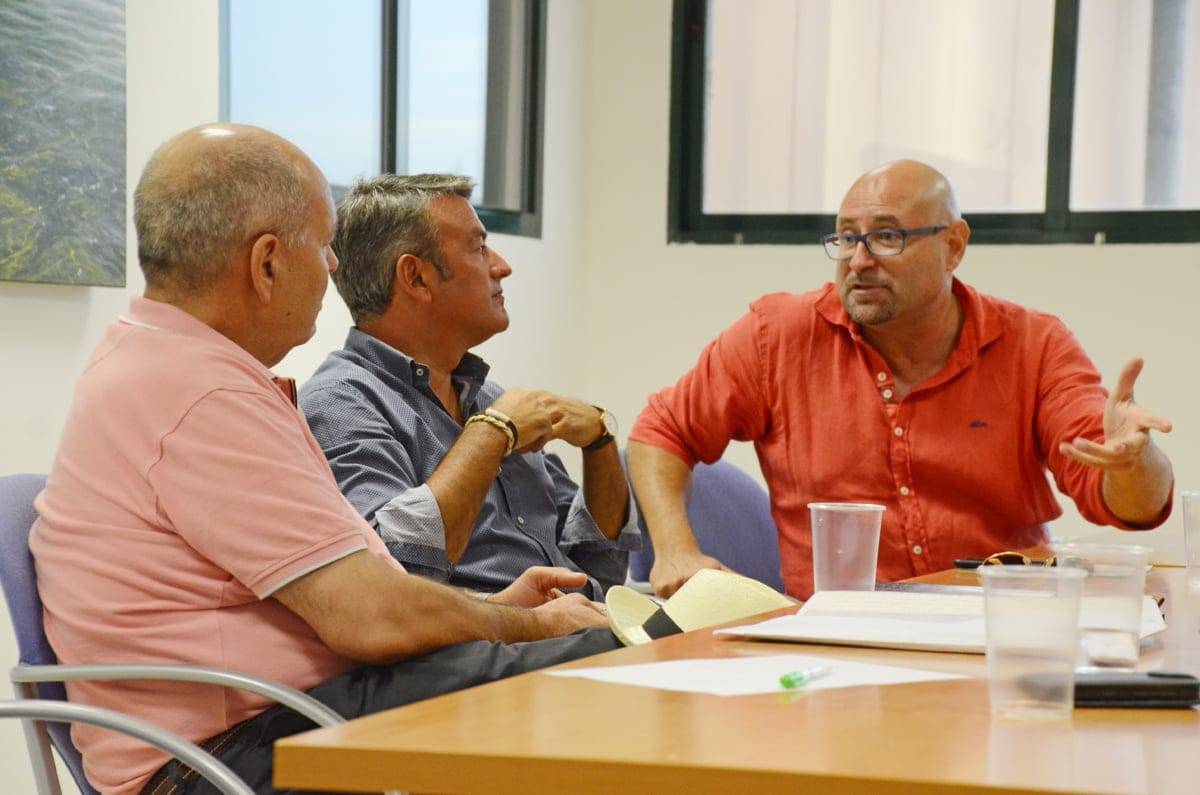 Henarejos charla con Manuel Aldeguer con Chulvi como testigo