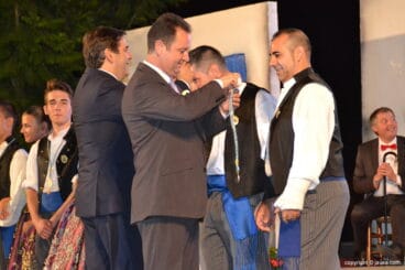Imposición de medallas a los festeros