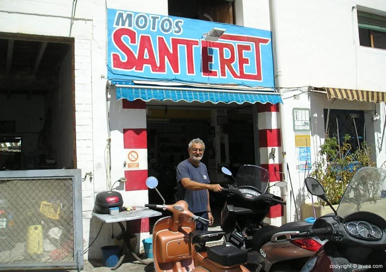 Juan Devesa en su taller de motos.