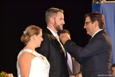 Juanjo García colocando la medalla