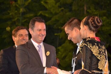 Juanjo García saludando a los nuevos festeros