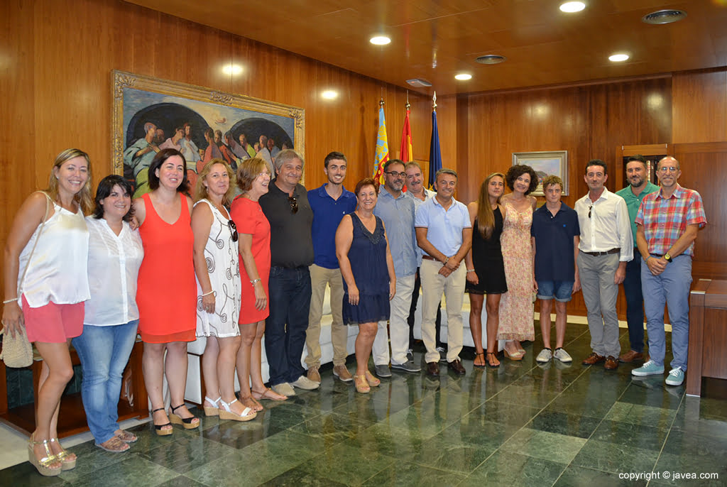 Julia Miñana con el alcalde y concejales