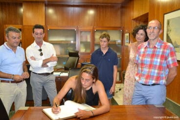 Julia Miñana firmando en el libro de honor