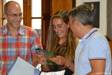 Julia Miñana sonriente al recibir su obsequio