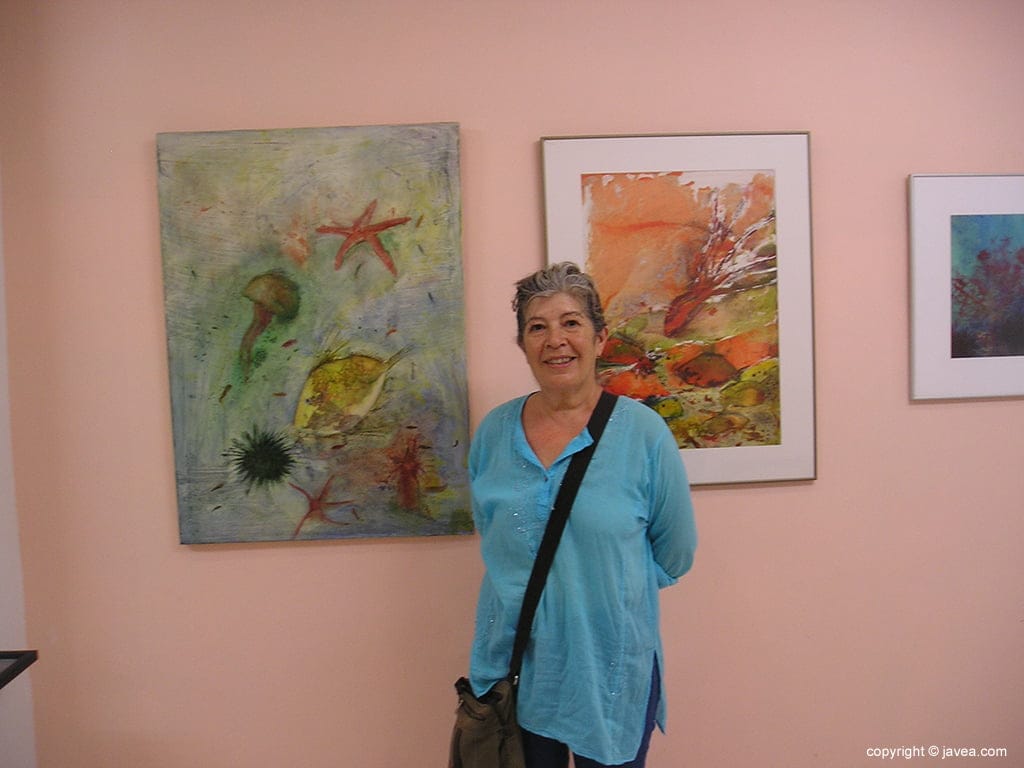 Mari Marí ante una de sus obras