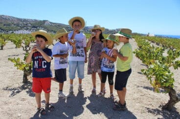 Los niños bebiendo el zumo de moscatell