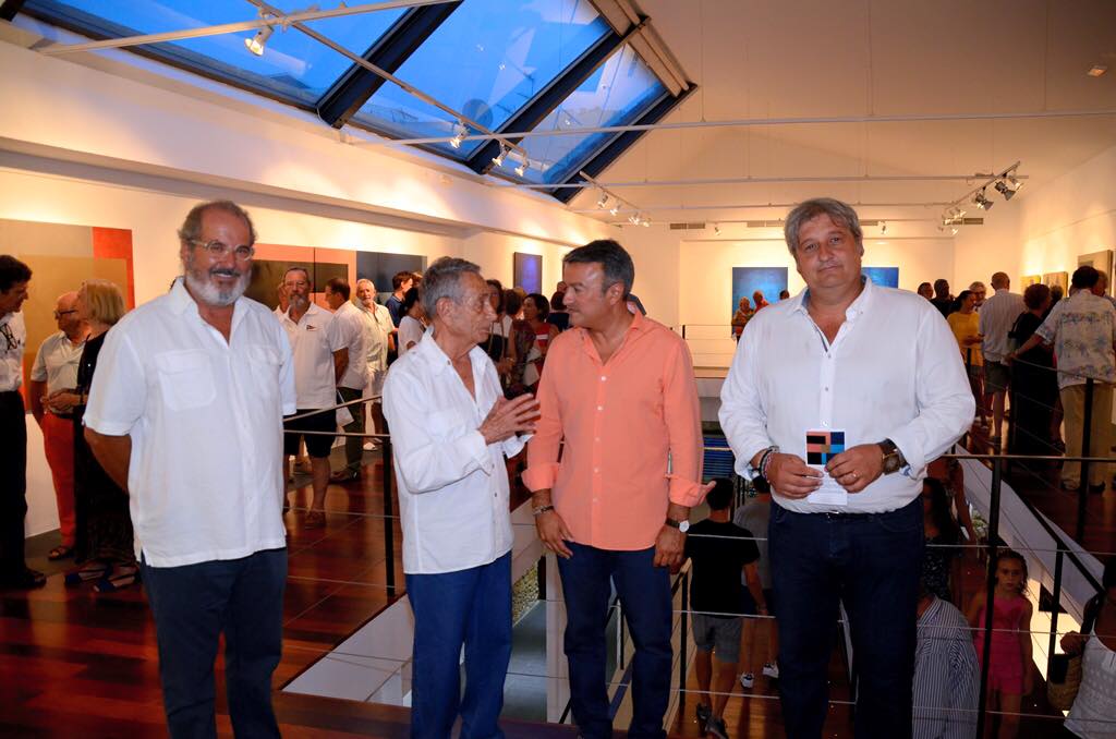 Manuel Jorge charlando con José Chulvi en la inaguración de su exposición