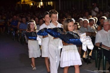 Niños portando las bandas y medallas