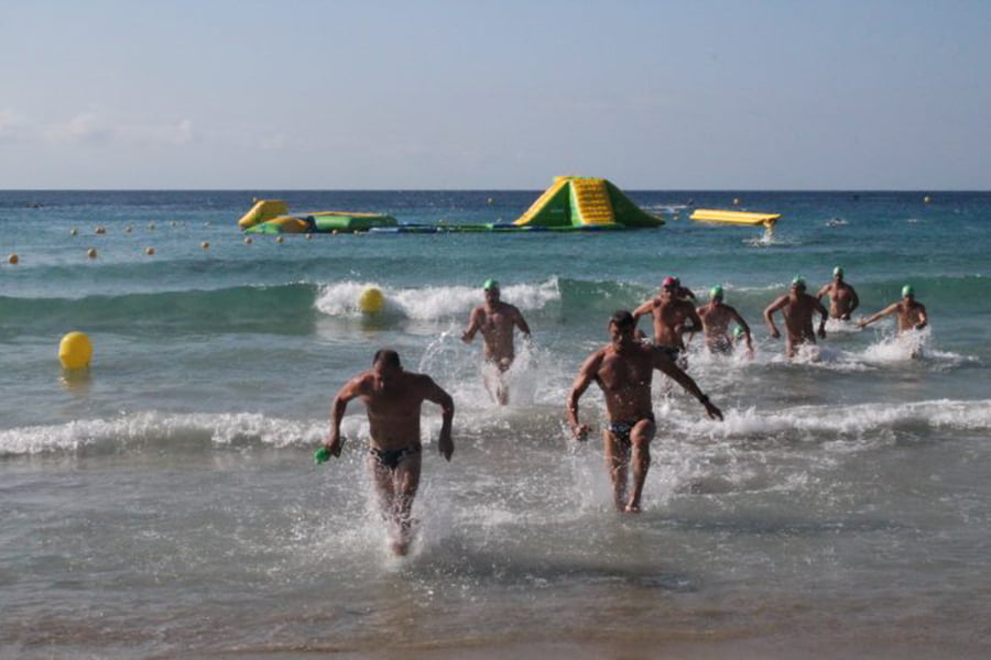 Participantes saliendo del agua