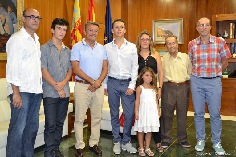 Siro Piña con su familia, alcalde y edil de deportes
