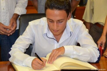 Siro Piña firmando en el libro de honor