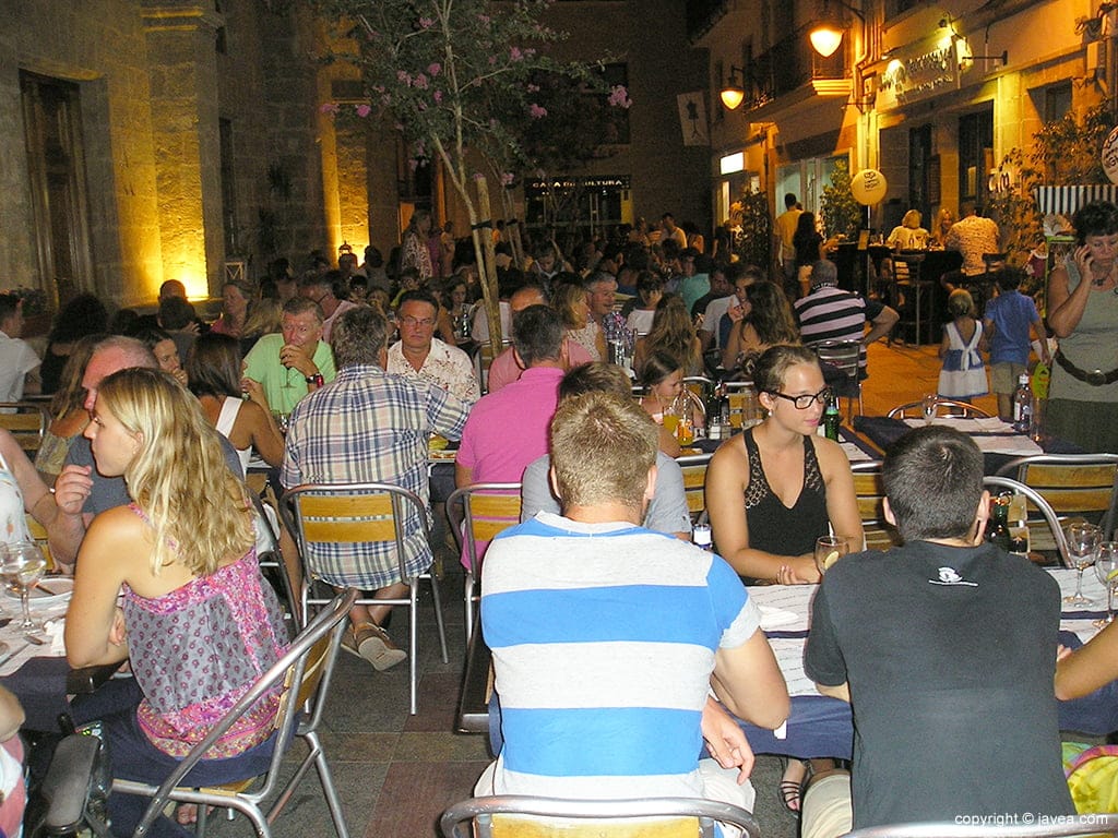 Terrazas llenas en la Plaça de Baix