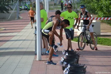 Toni Soler dejando sus zapatilla