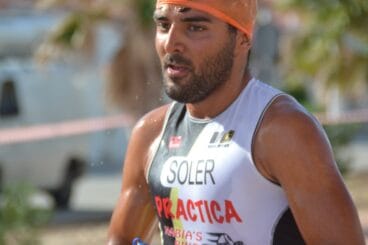 Toni Soler entrando  al mar